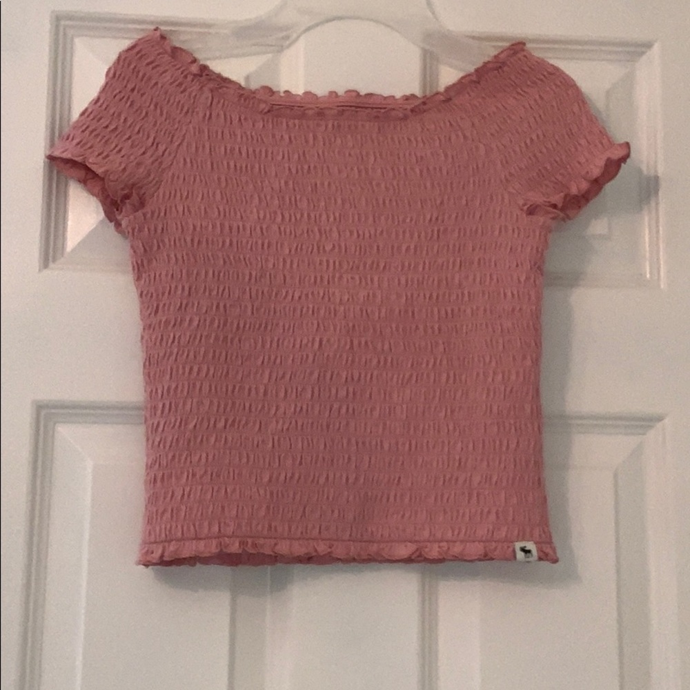 Pink ruffle off the shoulder cropped top!💗🤍